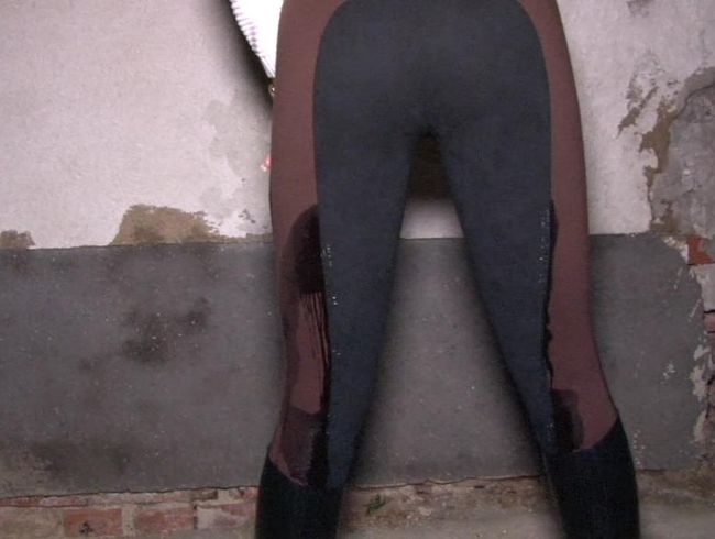 SinaVelvet Porno Video: Im Reitoutfit angepi**t